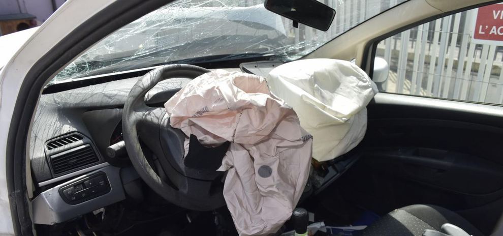 Neonato ucciso dall'airbag «Non era disattivato» Bimbi in auto, cosa evitare