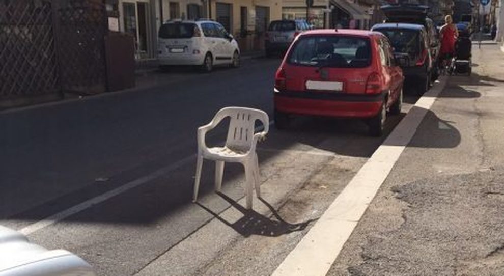 Ecco un classico esempio di parcheggio occupato da una sedia