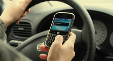 Cellulare alla guida, arriva la stangata: sospensione immediata della patente e multe fino a 2.588 euro