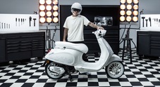 Vespa con Justin Bieber, un esclusivo modello dell'iconico scooter pensato e disegnato dalla popstar