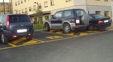 Parcheggiare nel posto del disabile è reato: per la Cassazione è violenza privata