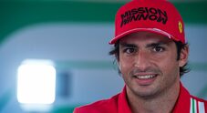 Sainz in Ferrari fino al 2024: «Non c’è team migliore». Lo spagnolo dopo il rinnovo: «Questa mia esperienza oltre ogni aspettativa»