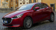 Mazda 2, la compatta si veste da ammiraglia. Comfort e rifiniture di livello superiore, guidabilità al top. Ed è anche ibrida