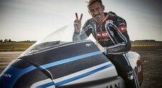 Max Biaggi sulla Voxan Wattman diventa l’uomo più veloce del mondo su una moto elettrica: oltre 400 km/h