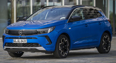 Opel rivoluziona la Grandland. Nuovo look e inedite tecnologie al debutto. Con il 2° motore elettrico diventa a trazione integrale