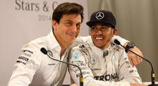 Mercedes F1, Toto Wolff elogia Hamilton: «Il suo comportamento nella stagione 2022 è stato ammirevole»