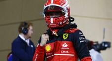 Ferrari e Leclerc magica pole in Bahrain. Sainz è in seconda fila, fra i due c'è Verstappen
