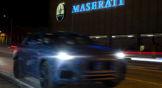 Maserati Grecale, il prototipo fotografato davanti alla sede di Modena. Dipendenti diffondono le immagini sui social