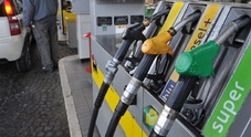 Carburanti, i prezzi scendono ancora. Ribassi più consistenti per il diesel a 1,813 euro/litro. Benzina self a 1,705