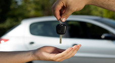 Passaggio di proprietà auto, ecco l'iter per risparmiare: documenti, costi e procedura