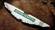 Aston Martin, logo evoluto per nuovo posizionamento del brand. Debutto lo scorso weekend in F1 per le rinnovate “mitiche” ali