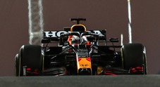 F1, Verstappen in pole ad Abu Dhabi. Hamilton partirà secondo davanti a Norris, quinto Sainz con la Ferrari