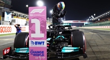 Hamilton trionfa in Qatar, Verstappen secondo non molla: Mondiale, un duello infinito