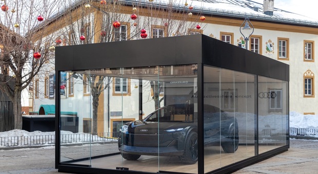 Il concept Audi activesphere esposto in una teca a Piazza Dibona a Cortina d'Ampezzo