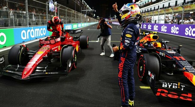 Max Verstappen festeggia dopo la vittoria nel GP d'Arabia