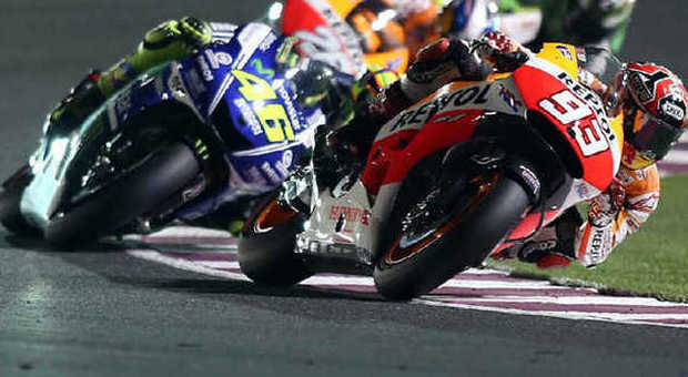 Valentino Rossi dietro Marc Marquez durante il GP del Qatar