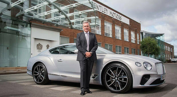 Adrian Hallmark, ceo di Bentley Motors davanti allo stabilimento di Pyms Lane a Crewe, in Inghilterra