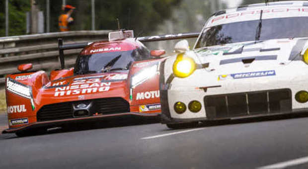 La Nissan GT-R LM Nismo supera una Porsche GT durante la 24 Ore