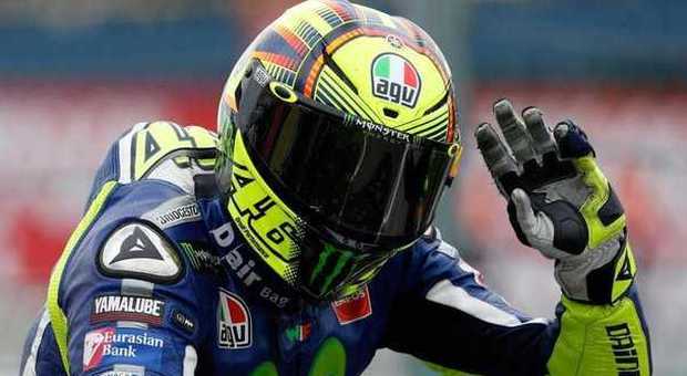 Valentino Rossi saluta dopo il trionfo