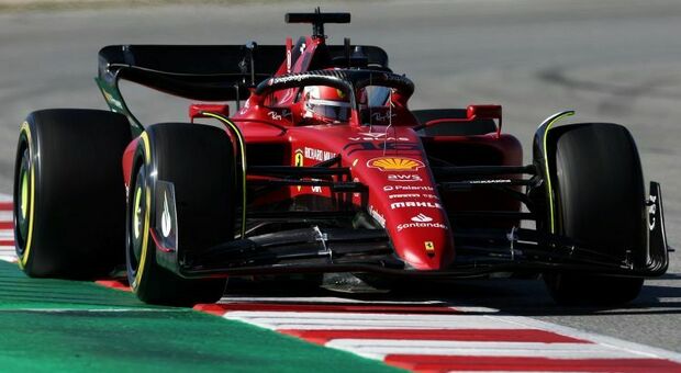 Charles Leclerc sulla Ferrari SF-75 nei test di Barcellona