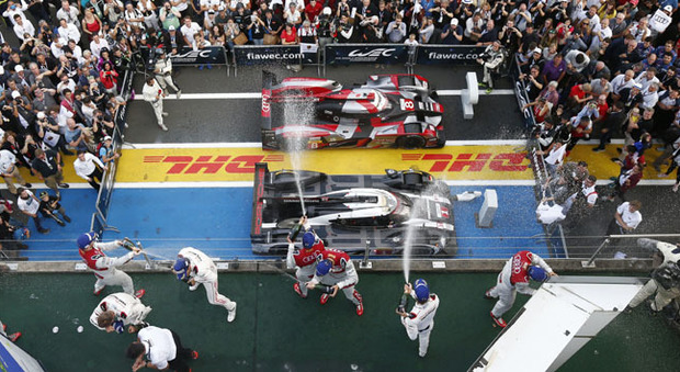 Il podio della 6 Ore del Nurburgring con i vincitori di Porsche che festeggiano
