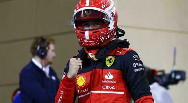 Charles Leclerc festeggia dopo aver conquistato la pole in Bahrain