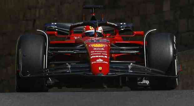 La Ferrari di Charles Leclerc impegnata nelle prove di Baku in Azerbaijan