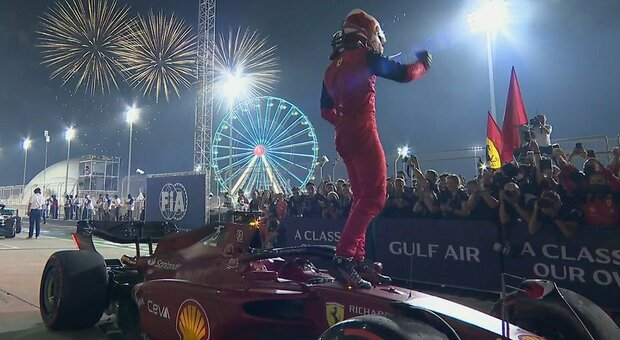 Charles Leclerc festeggia sulla sua Ferrari dopo il trionfo in Banrain