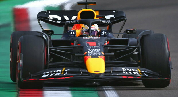 Max Verstappen ha dominato la sprint race ad Imola