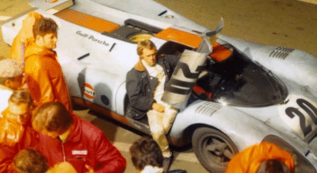 Steve McQueen con la sua Porsche di Le Mans