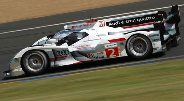 L'Audi R18 e-tron ibrida numero 2 impegnata a Le Mans durante le prove della 24 Ore