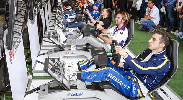 I piloti della Formula E impegnati nelle prove della gara virtuale di Las Vegas