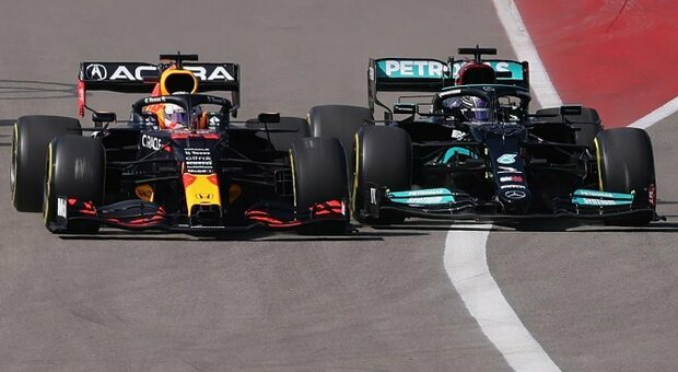 Hamilton infila Verstappen alla prima curva del Gran Premio di Austin