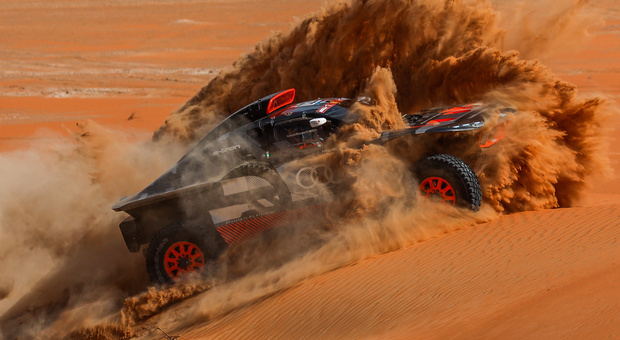 L'Audi RS Q e-tron E2 assalta le dune alla Dakar