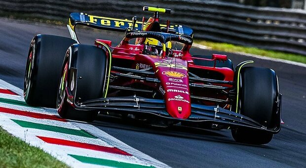 La Ferrari SF-75 di Carlos Sainz la più veloce durate la prima giornata di prove del GP d'Italia a Monza