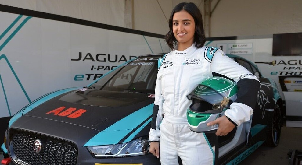 Reema Juffali prima donna pilota in Arabia Saudita prima di salire a bordo di Jaguar i-Pace