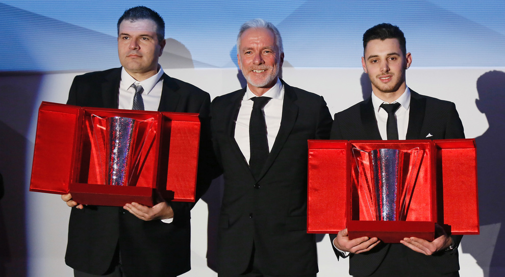 Al centro il direttore generale di Porsche Italia, Pietro Innocenti con due dei piloti premiati