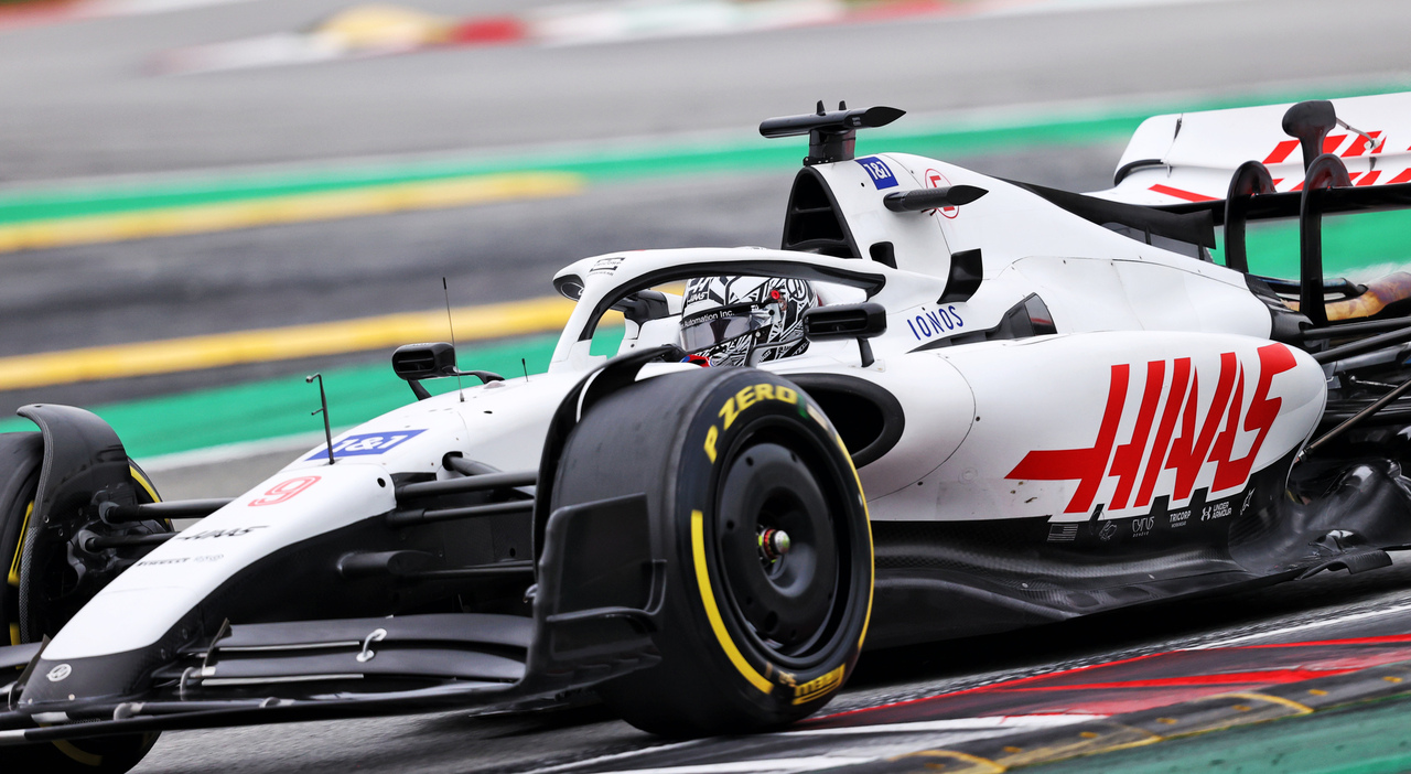 Nella foto, la Haas senza lo sponsor Uralkali e guidata da Schumacher