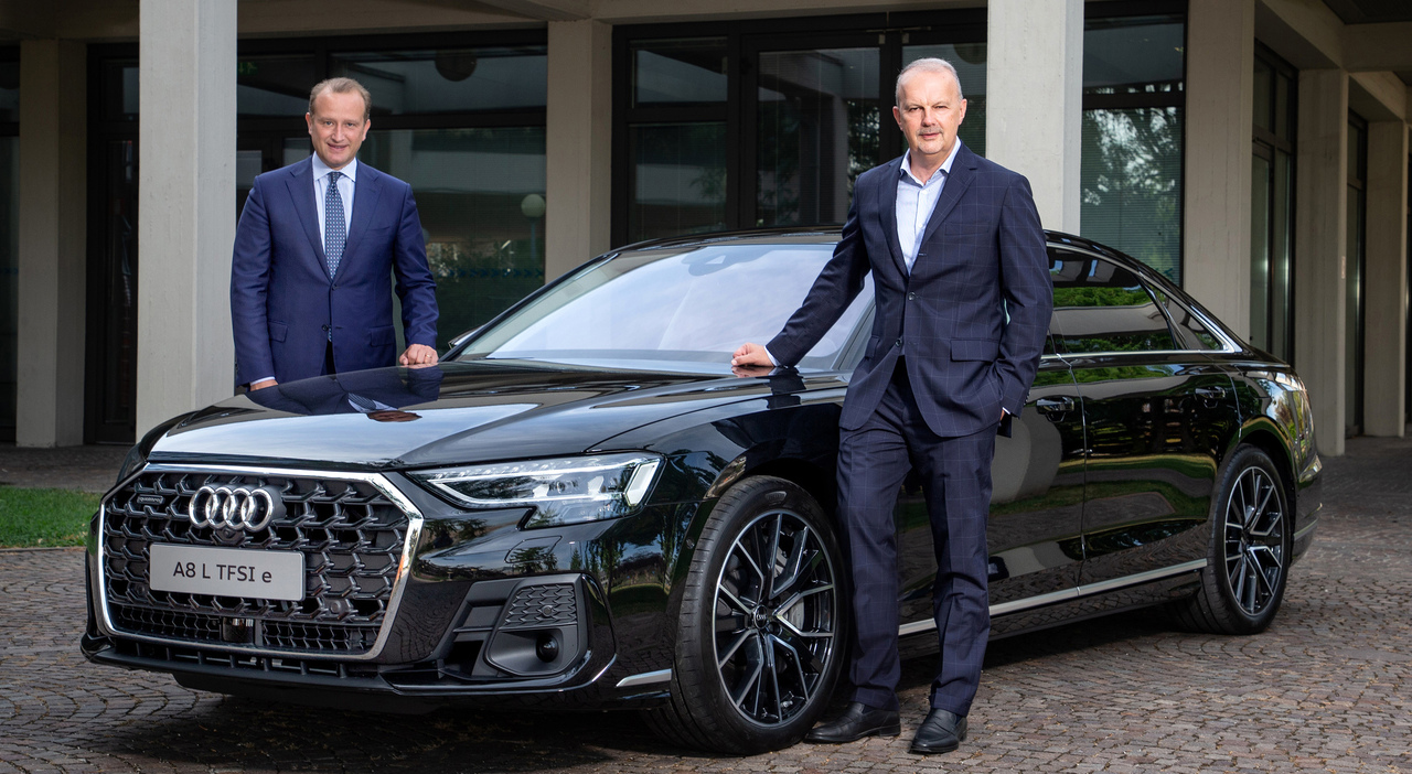 Alberto Marenghi, Vice Presidente Confindustria, e Fabrizio Longo, Direttore Audi Italia, con Audi A8 L ibrida plug-in