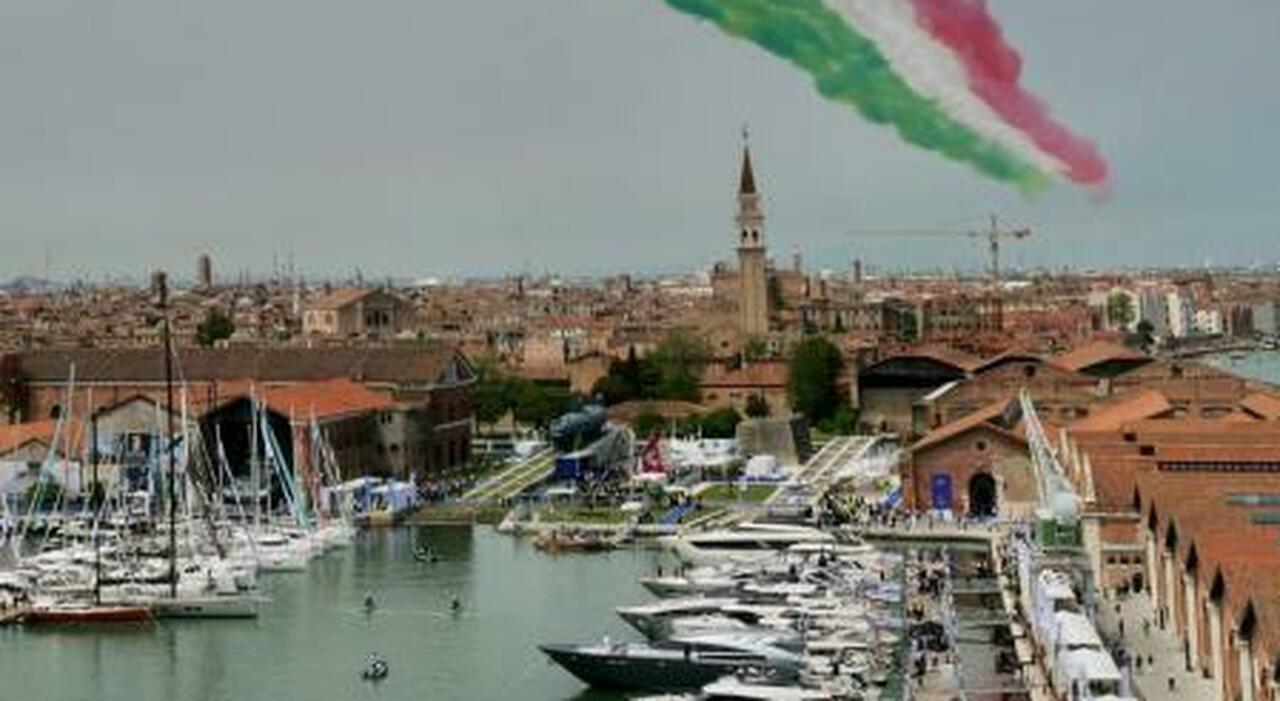Cn lo spettacolare sorvolo delle Frecce Tricolori inaugurato il Salone nautico di Venezia