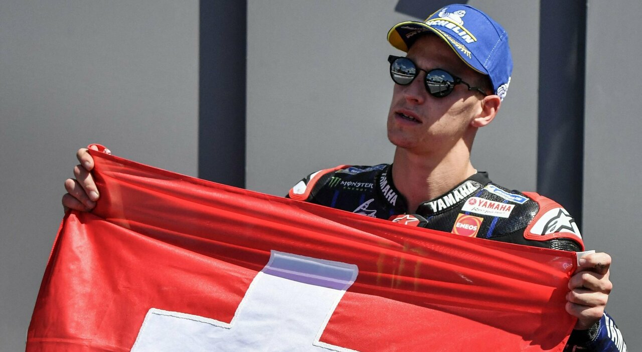 Fabio Quartararo con la sua Yamaha ha vinto il Gran Premio d Italia classe MotoGp mentre rende omaggio sul podio con la bandiera svizzera a Jason Dupasquier, il pilota svizzero della Moto3 deceduto questa mattina