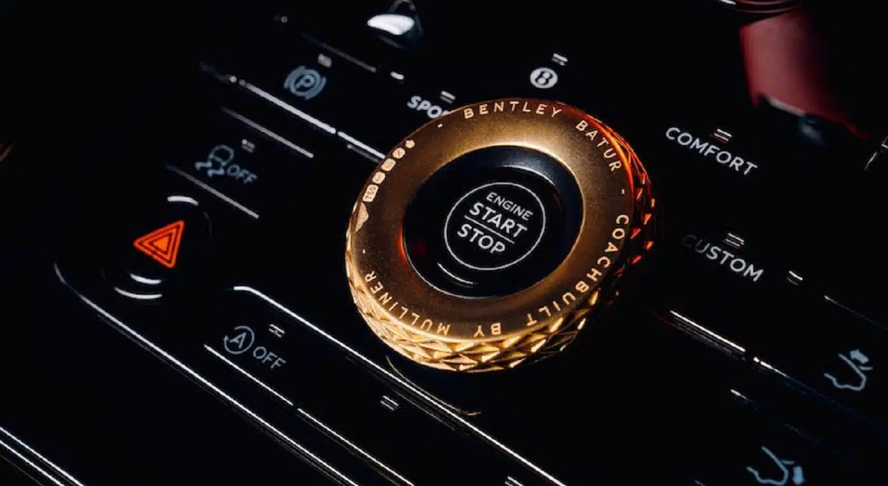 Un dettaglio in oro massiccio nella Bentley Mulliner Batur