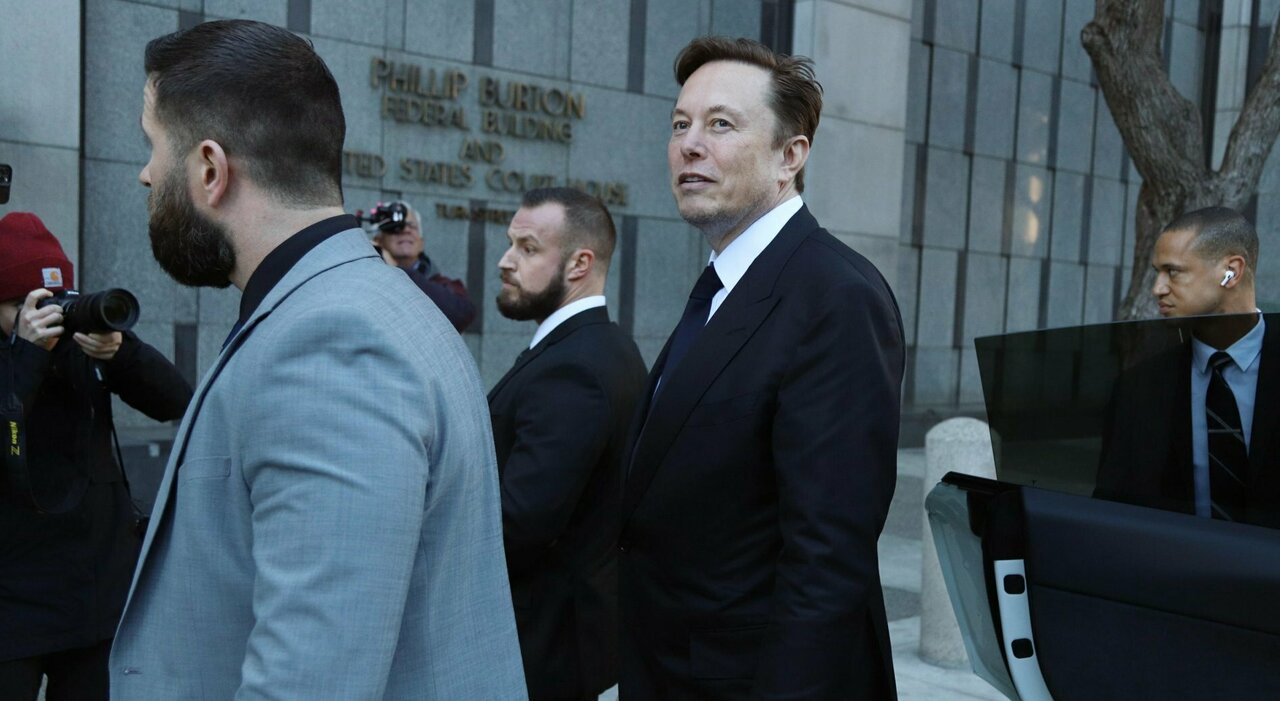 Elon Musk esce dal tribunale di San Francisco che ha dato ragione al miliardario
