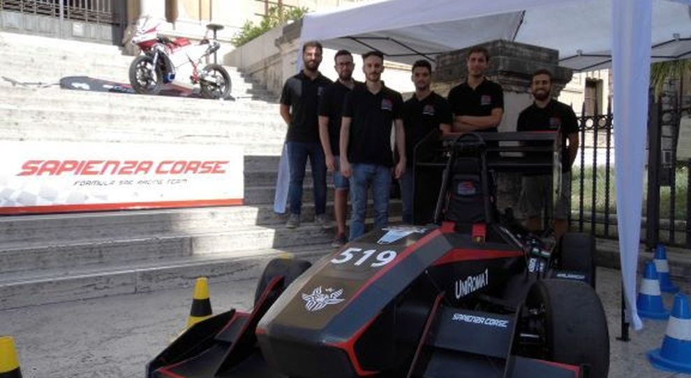 Il team La sapienza Corse con il prototipo Gajardas con cui hanno vinto il titolo mondiale della Formula Student
