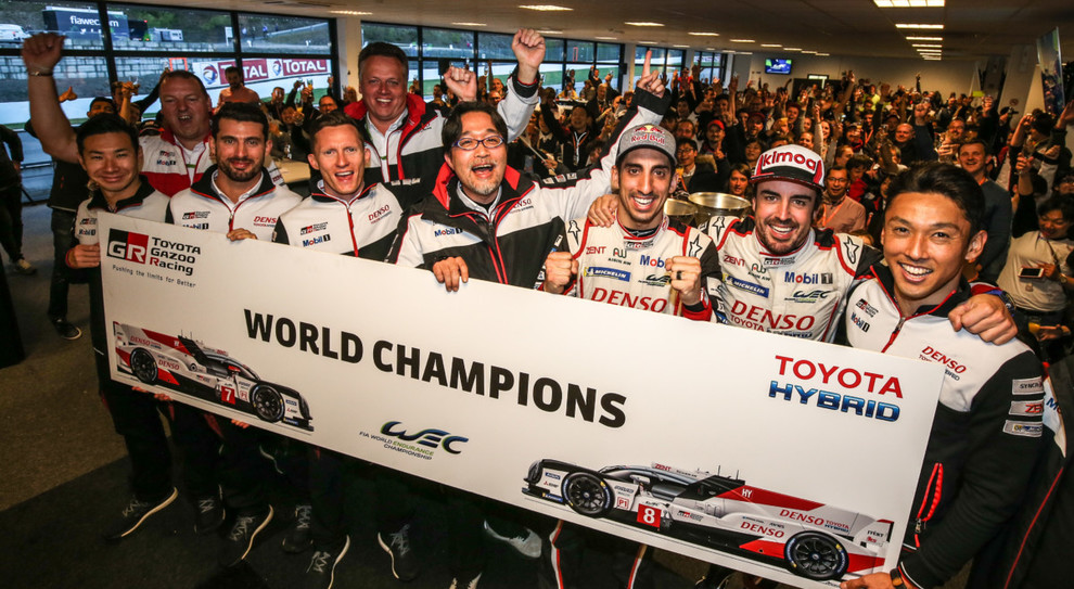 Sébastien Buemi, Kazuki Nakajima e Fernando Alonso festeggiano il titolo mondiale piloti del WEC
