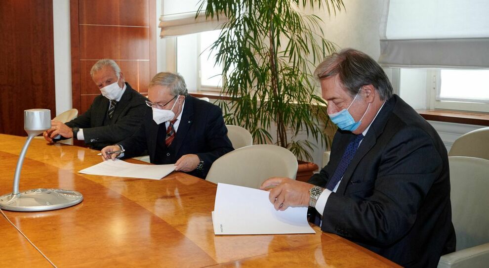 L Amministratore delegato di Fincantieri Giuseppe Bono con Il Presidente di Federpesca Luigi Giannini mentre firmano l'accordo