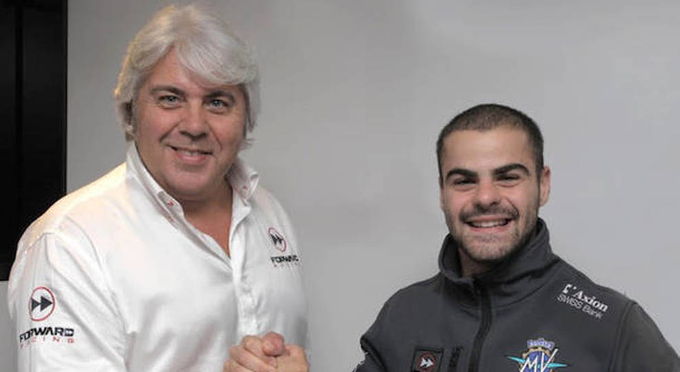 Giovanni Cuzari, manager della Forward, e Romano Fenati al momento della firma del contratto per la prossima stagione in Moto2 con la MV Agusta