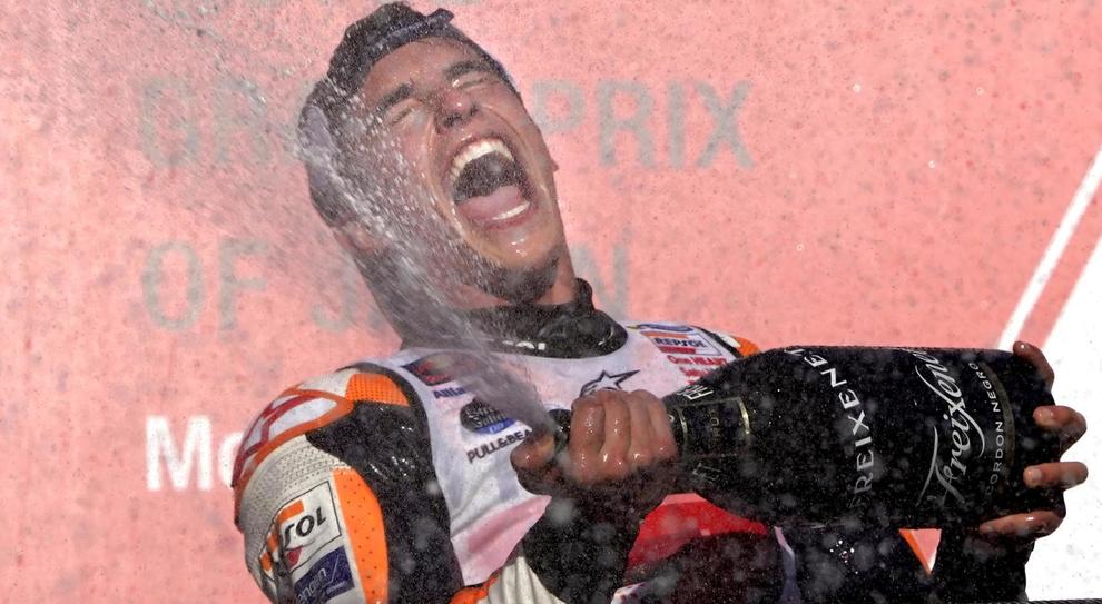 La gioia di Marc Marquez sul podio di Motegi dopo il settimo titolo mondiale