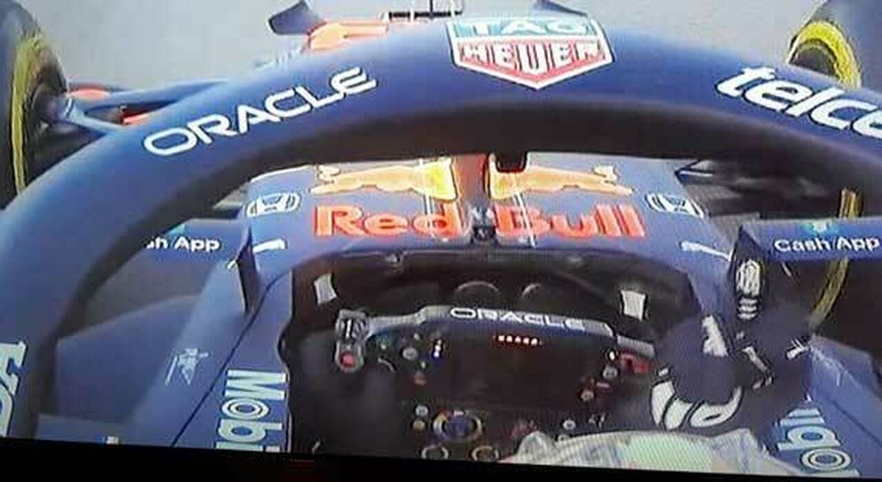 Nella foto, Max Verstappen mostra il dito medio a Lewis Hamilton
