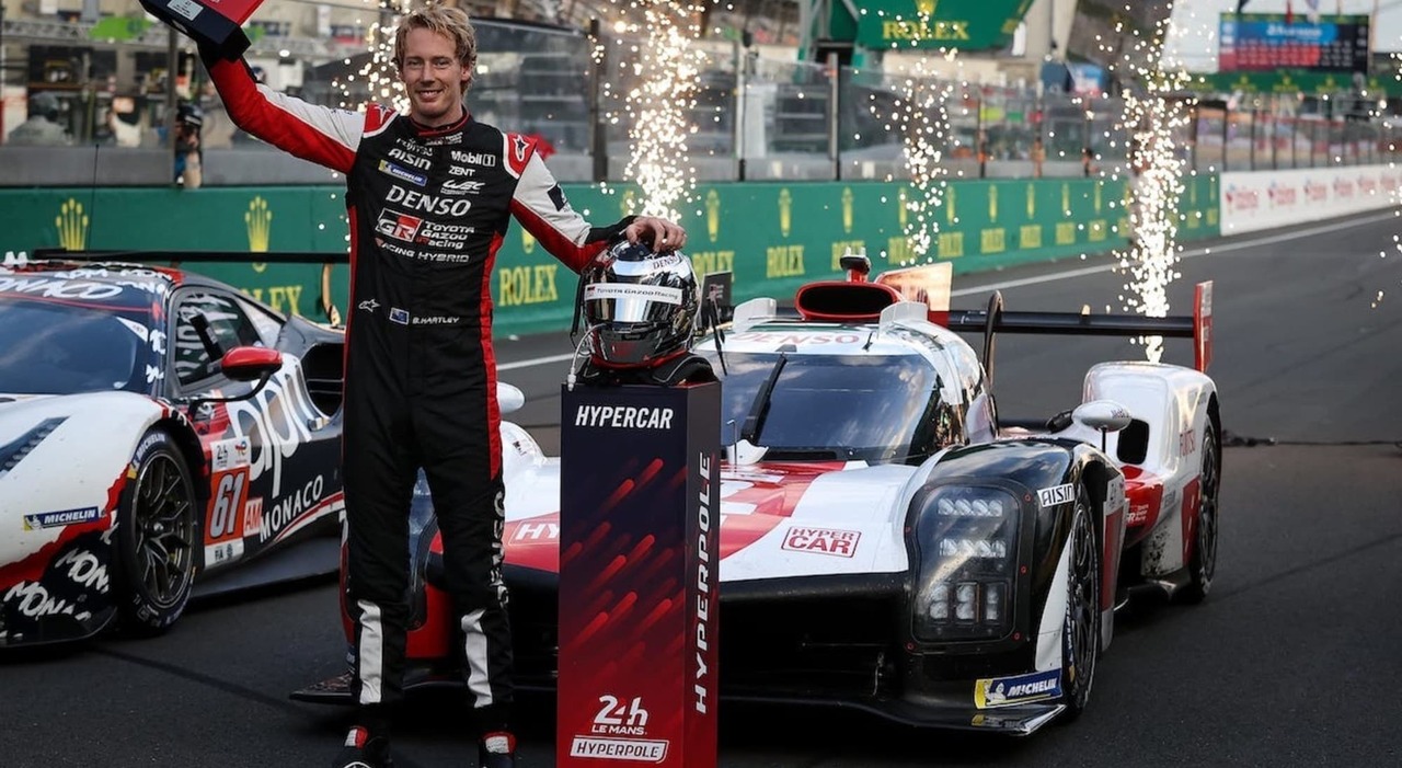 Brendon Hartley con la sua Toyota festeggia la pole alla 24 Ore di Le Mans